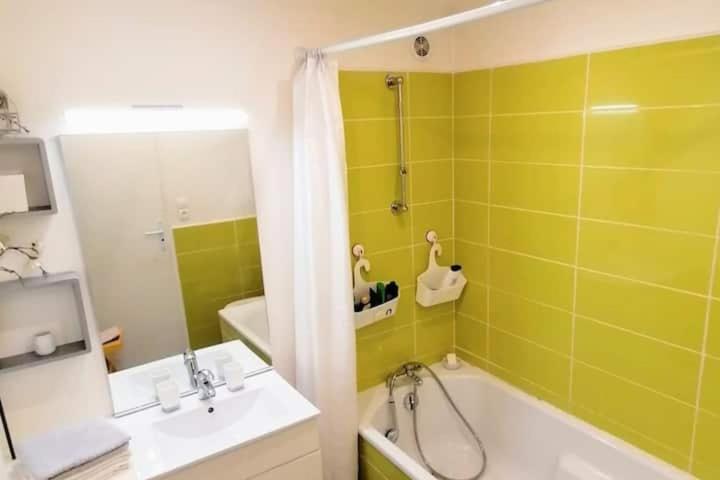 Appartement Rouge Avec Jardin Eymoutiers  エクステリア 写真