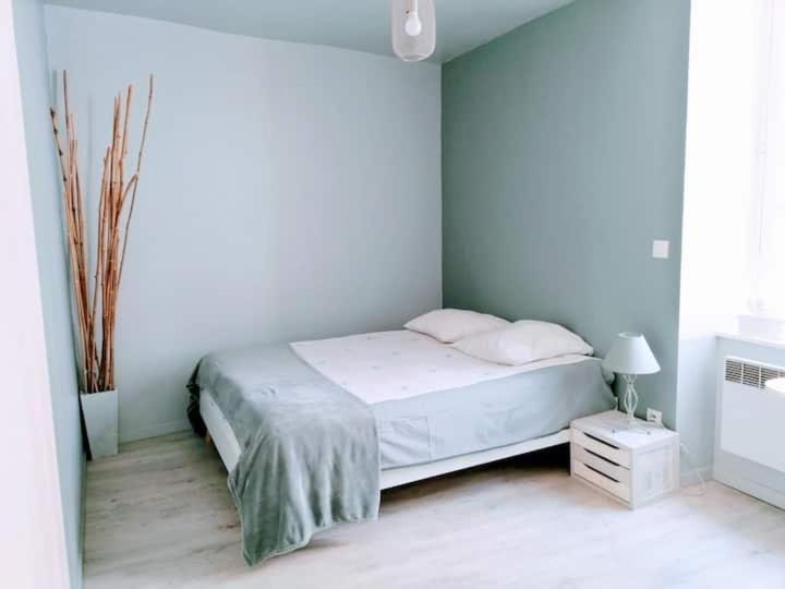Appartement Rouge Avec Jardin Eymoutiers  エクステリア 写真