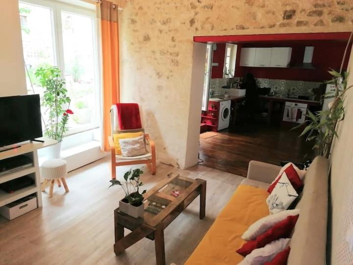 Appartement Rouge Avec Jardin Eymoutiers  エクステリア 写真