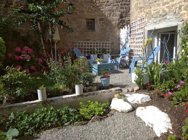 Appartement Rouge Avec Jardin Eymoutiers  エクステリア 写真
