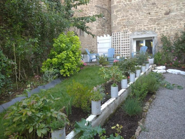 Appartement Rouge Avec Jardin Eymoutiers  エクステリア 写真