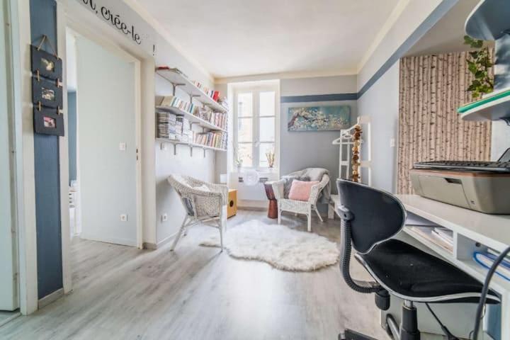 Appartement Rouge Avec Jardin Eymoutiers  エクステリア 写真