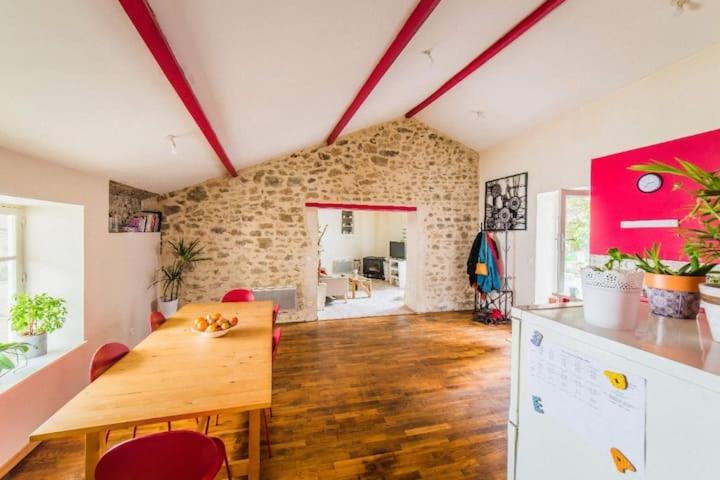 Appartement Rouge Avec Jardin Eymoutiers  エクステリア 写真